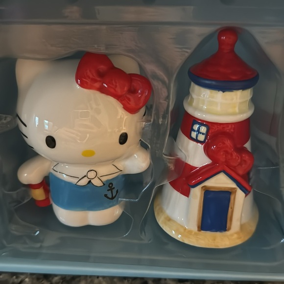Hello Kitty Salt & Pepper Shakers - Picture 2 of 2